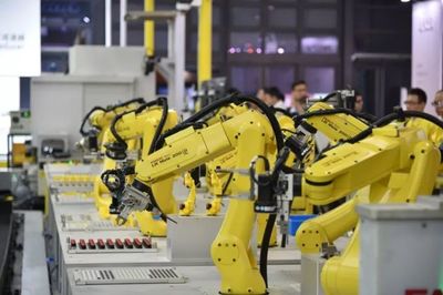 工業(yè)機(jī)器人在進(jìn)博會上大放異彩 智能制造的未來圖景